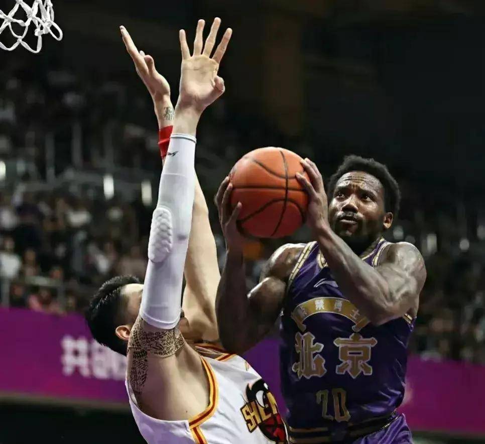 篮球比赛场上奇迹发生，球员技术高超